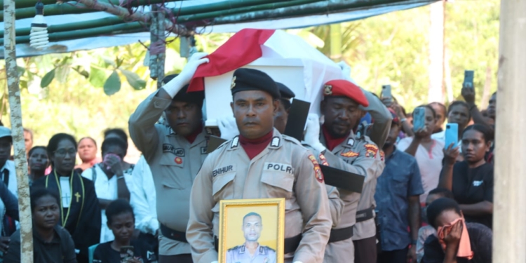 Kapolres Supiori Pimpin Upacara Pemakaman Brigadir Kelyopas Anggresu