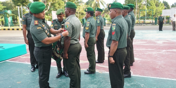 Dandim 1708/BN Pimpin Upacara Kenaikan Pangkat Personel Perwira, Bintara Dan Tamtama