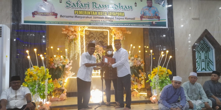 Safari Ramadan Di Masjid Al Taqwa Hamadi, Pj Walikota Berikan Bantuan