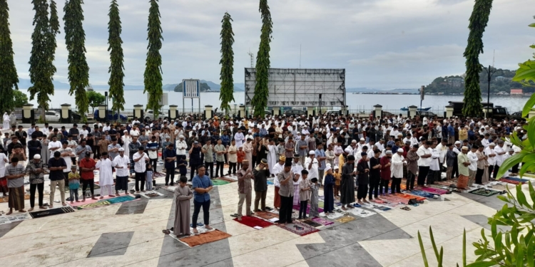 Sholat IdulFitri Dihadiri Ratusan Umat Muslim Di Halaman Kantor Gubernur Dok II Jayapura