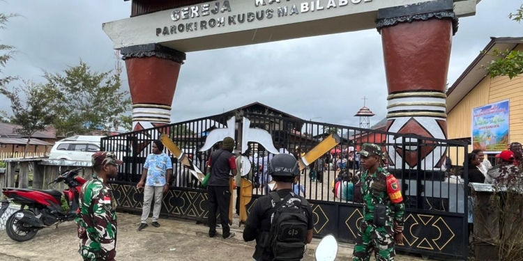 Aparat TNI Polri Amankan Ibadah Syukur HUT Dari Kab. Peg. Bintang