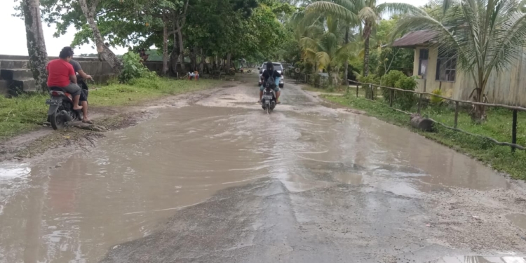 Miris, Akses Jalan Utama Ke Lokasi Objek Wisata Biak Timur Rusak Parah, Berlubang