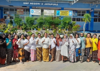 Maknai Hari Kartini, Guru Di SMP 2 Jayapura Pakai Busana Kebaya Dan Batik Saat Mengawas Ujian Tryout