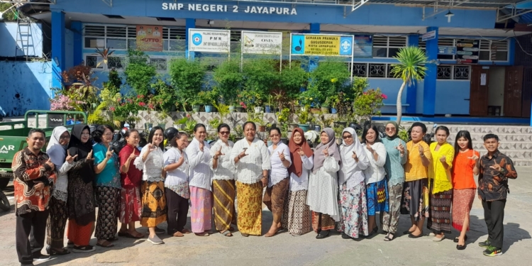 Maknai Hari Kartini, Guru Di SMP 2 Jayapura Pakai Busana Kebaya Dan Batik Saat Mengawas Ujian Tryout