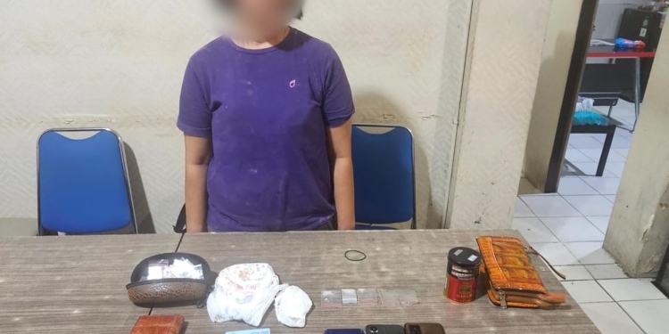 SJ Alias Ceria, Seorang Perempuan Penjual Sabu Di Kali Acai Di Tangkap