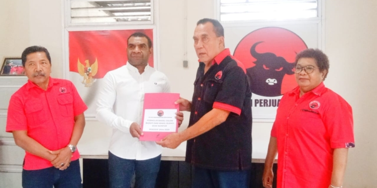 Gerson Rumbiak Datangi Markas PDIP Daftar Sebagai Bacabup Biak Pilkada 2024