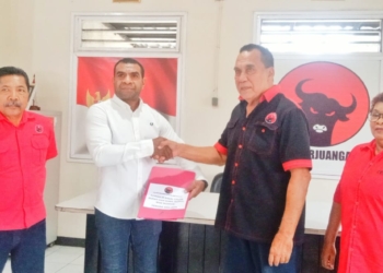 Gerson Rumbiak Datangi Markas PDIP Daftar Sebagai Bacabup Biak Pilkada 2024