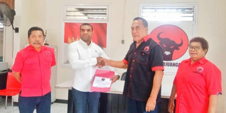 Gerson Rumbiak Datangi Markas PDIP Daftar Sebagai Bacabup Biak Pilkada 2024
