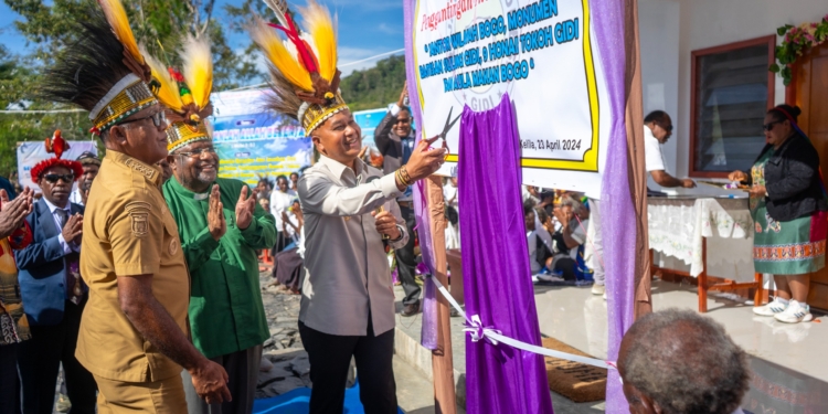 Gubernur Velix Wanggai Disambut Hangat Masyarakat Kelila