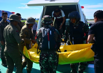 Jenasah Korban Penembakan KKB Dievakuasi Ke Mimika, Papua Tengah