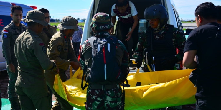 Jenasah Korban Penembakan KKB Dievakuasi Ke Mimika, Papua Tengah