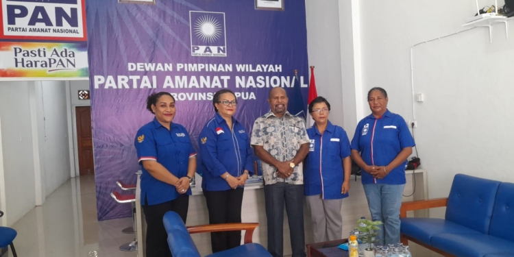 Yunus Wonda Kembalikan Formulir Pendaftaran Bakal Calon Gubernur Papua Di DPW Partai PAN Prov.Papua