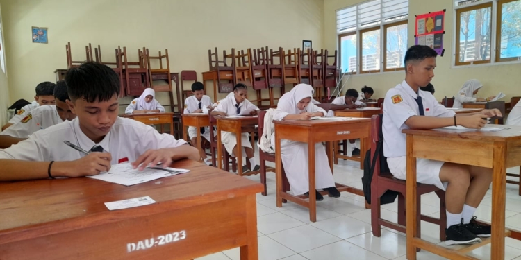Tak Punya Komputer Lengkap, 441 Siswa Kls IX Di SMP 9 Hamadi UAS Secara Offline Tahun 2024