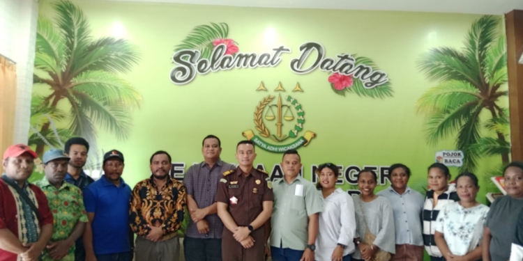 Miris, Honor Operasional 31 Pengawas TPS Dikebiri, Bawaslu Dilaporkan Ke Kejari Biak