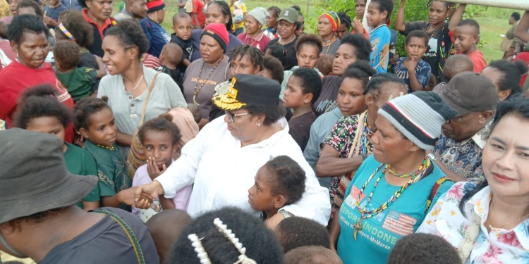 Kunjungi Para Pengungsi Paniai, PJ Gub Papua Tengah Disambut Isak Tangis