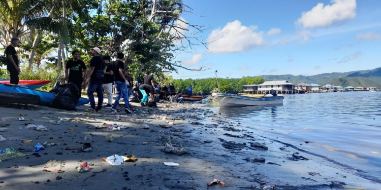 Di Pantai Ciberi, Kampung Enggros, RBJ Dan PLN Wilayah Papua Dan Papua Barat Gelar Aksi Ini Maknai HLH Tahun 2024