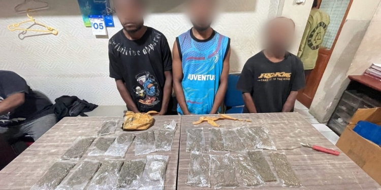 1 Warga Dok IX Dan 2 WNA, Di Tangkap Polisi Karena  Mengedarkan  Narkotika Jenis Ganja Sebanyak 21 Plastik