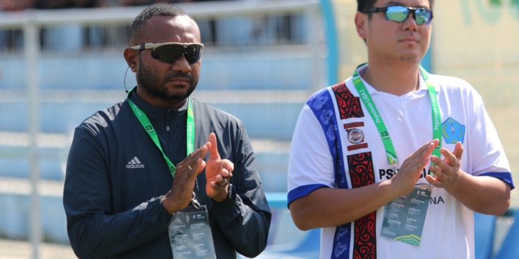 Yan Mandenas Resmi Jadi Presiden Klub PSBS Biak
