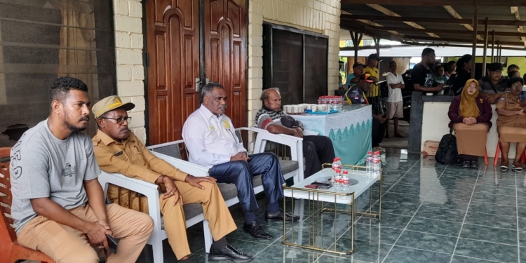 Bertemu Masyarakat Adat, Sekda Dan Ketua DPRD Pastikan Palang Di SMAN 4 Jayapura Akan Di Buka