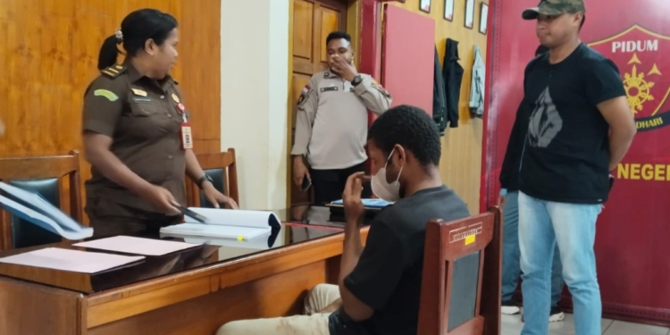 Berkas Perkara Dinyatakan P21, Polisi Serahkan Tersangka Kasus Narkoba ke Kejari Nabire