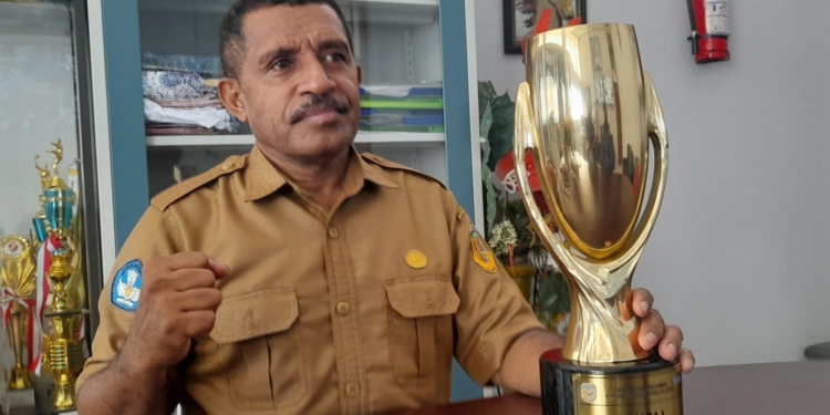 Yan Ayomi : Keberhasilan Siswa Menjuarai Futsal Piala Bupati Mimika Tak Lepas Dari Peran Serta Orangtua