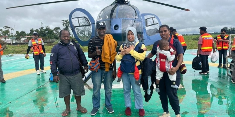 Kesaksian Pilot Geofrey Foster, Saat Akan Mendarat di Distrik Alama,