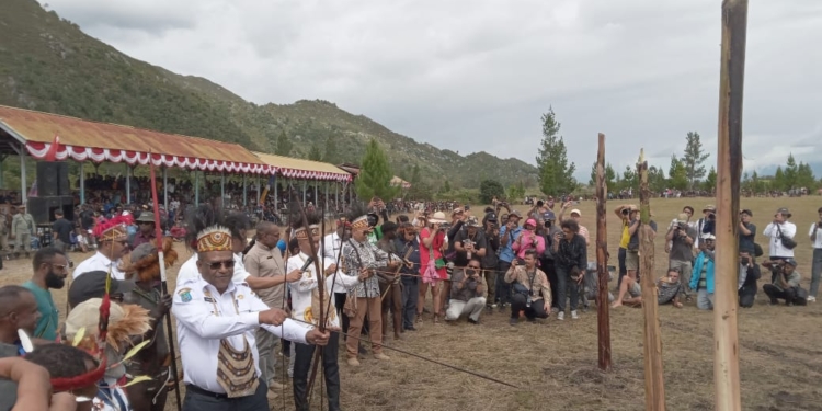 Gubernur Velix Wanggai Membuka Kegiatan FBLB Ke-32