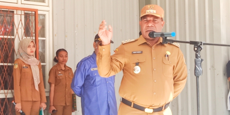 Pimpin Apel Perdana, PJ Bupati Nenu Tabuni Tekankan Disiplin ASN