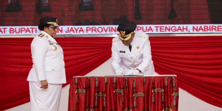 Sah…, Pj Gubernur Ribka Haluk Resmi Lantik Zhakarias Marey Sebagai Penjabat Bupati Intan Jaya