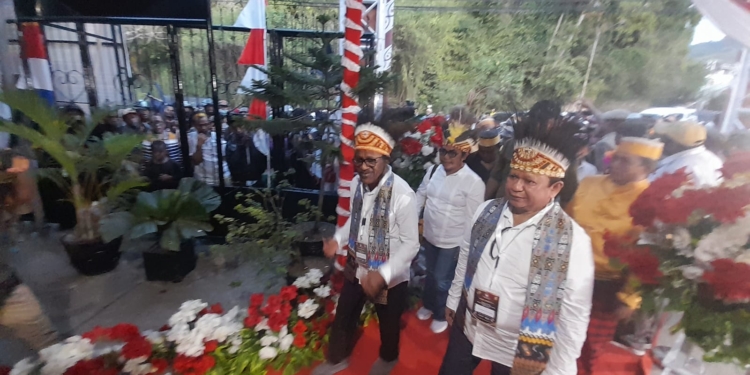 Usai Deklarasi, Pasangan Pekey-Mansur Mendaftar Ke KPU Kota Jayapura Bersama Pendukungnya