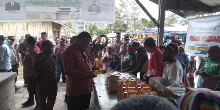 Masyarakat Serbu Pasar Murah Pemkab di Distrik Pinggiran Kota