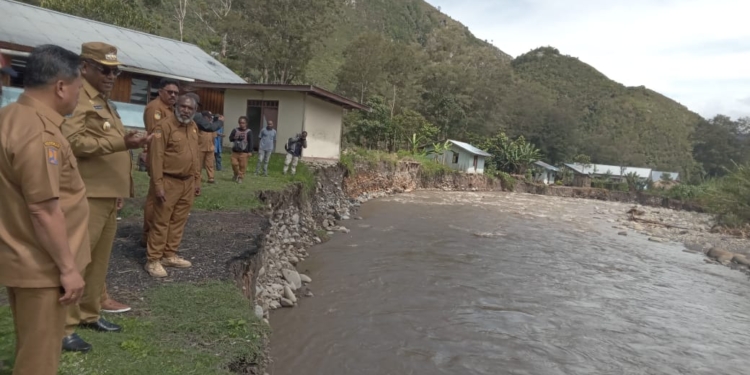 Bupati Jayawijaya Mengunjungi Masyarakat Terdampak Banjir di Tagime