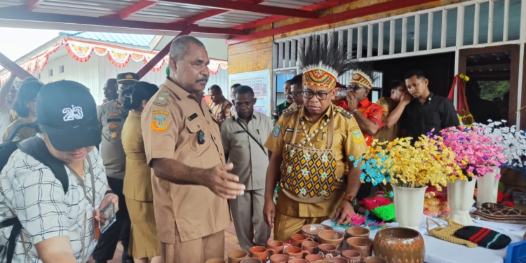 Tumpangi Kapal Youtefa, PJ Walikota Berkunjung Di Kampung Kayo Batu Dan Di Sambut Prosesi Adat