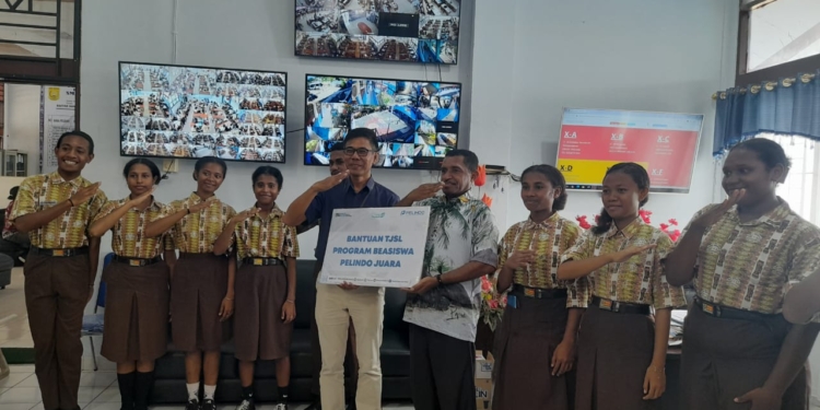 Siswa SMAN 2 Jayapura Terima Bantuan Beasiswa Lewat Program PELINDO JUARA