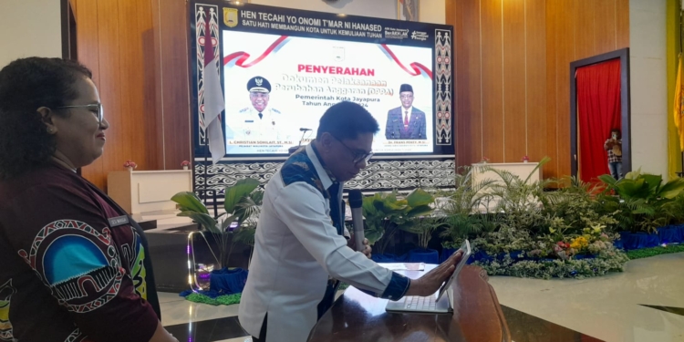 Serahkan DPPA Pemkot Tahun 2024, Ini Harapan Penjabat Walikota Jayapura