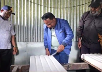Bupati Lanny Jaya Alpius Yigibalom Kunjungi Pabrik Tahu Lokal