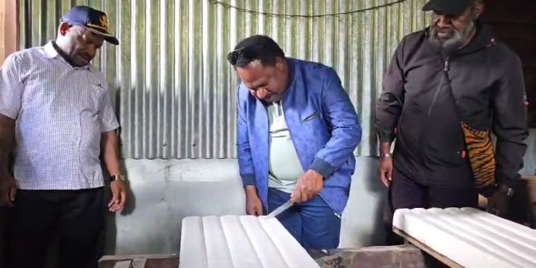 Bupati Lanny Jaya Alpius Yigibalom Kunjungi Pabrik Tahu Lokal