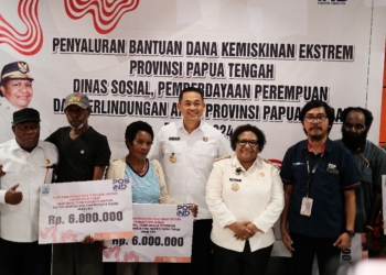 Fokus Tangani Kemiskinan Ekstrim, PJ Ribka Haluk Serahkan Bantuan Tunai Ke Masyarakat Di Kab Mimika