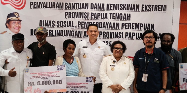 Fokus Tangani Kemiskinan Ekstrim, PJ Ribka Haluk Serahkan Bantuan Tunai Ke Masyarakat Di Kab Mimika