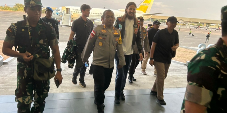 Pilot Philip Mark Mehrtens Transit di Bandara Sultan Hasanuddin Sebelum Bertolak ke Jakarta