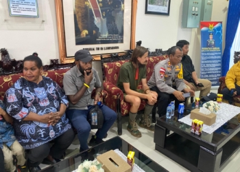 Kapolda Papua dan Wakapolda Sambut Capt. Philip Mark Marthens, Yang di Sandera KKB Sejak 2023