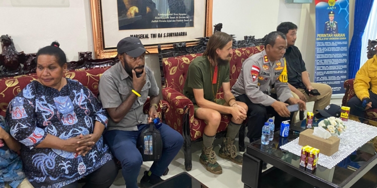 Kapolda Papua dan Wakapolda Sambut Capt. Philip Mark Marthens, Yang di Sandera KKB Sejak 2023