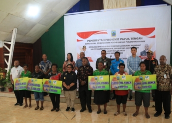PJ Ribka Haluk Serahkan Bantuan Sosial Dan Pengembangan Ekonomi Masyarakat Ke 3.461 Penerima Manfaat