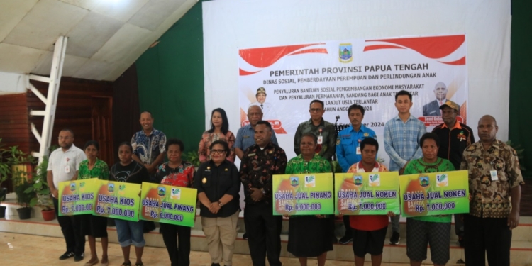 PJ Ribka Haluk Serahkan Bantuan Sosial Dan Pengembangan Ekonomi Masyarakat Ke 3.461 Penerima Manfaat
