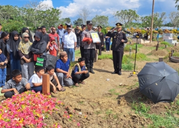 Pemakaman Jenazah Almarhum Brigpol Anumerta Kiki Supriyadi di Kampung Yuanain Kab.Kerom