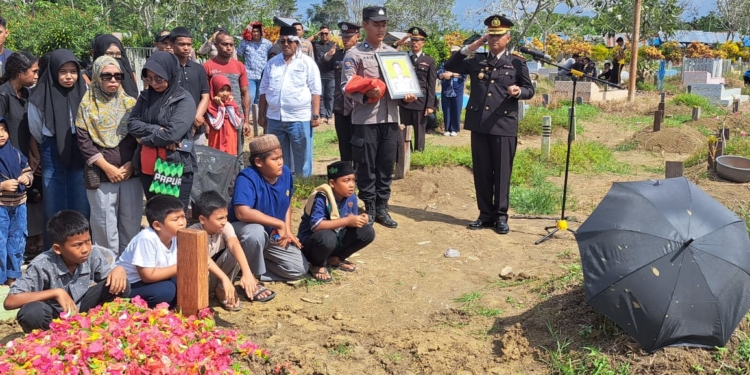 Pemakaman Jenazah Almarhum Brigpol Anumerta Kiki Supriyadi di Kampung Yuanain Kab.Kerom