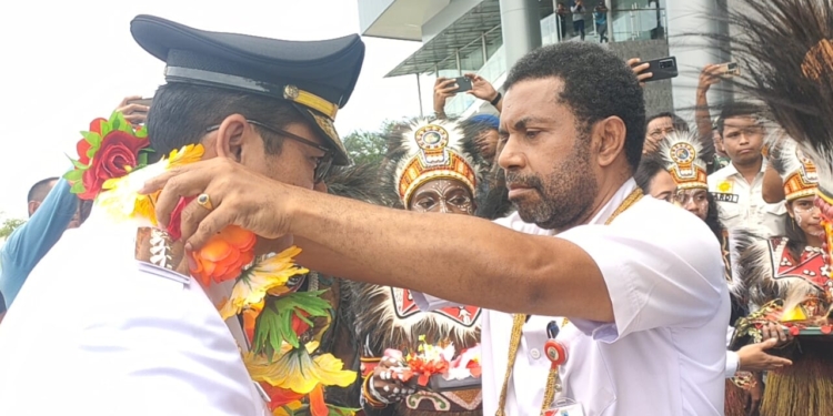 Tiba Di Nabire, Kedatangan PJ Gub Papua Papua Tengah Di Sambut Dengan Prosesi Adat