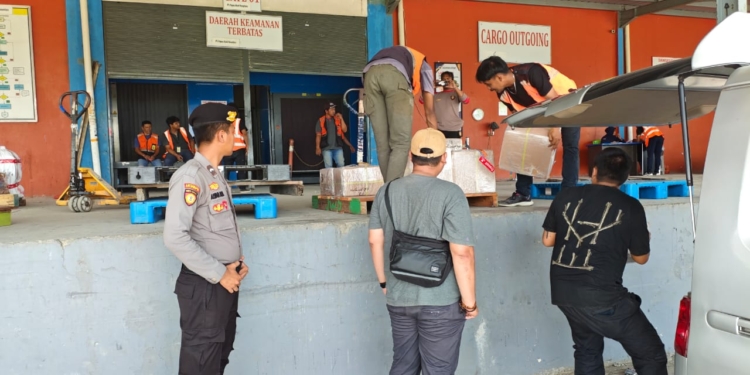 Polisi Kawal Pendistribusian Surat Suara Pilkada Serentak Tahun 2024