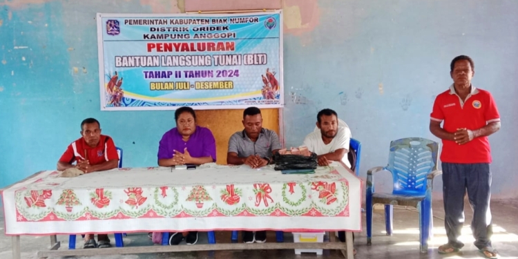 Pemerintah Kampung Anggopi Salurkan BLT-DD Tahap II, Bulan Juli-Desember Ke-64 PKM