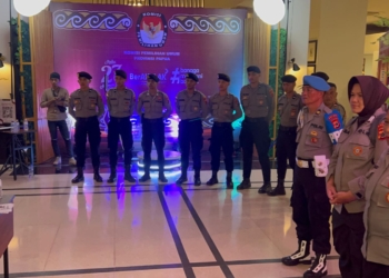 Personel OMPC Polda Papua Lakukan Pengamanan Debat Kandidat Cagub dan Cawagub Papua